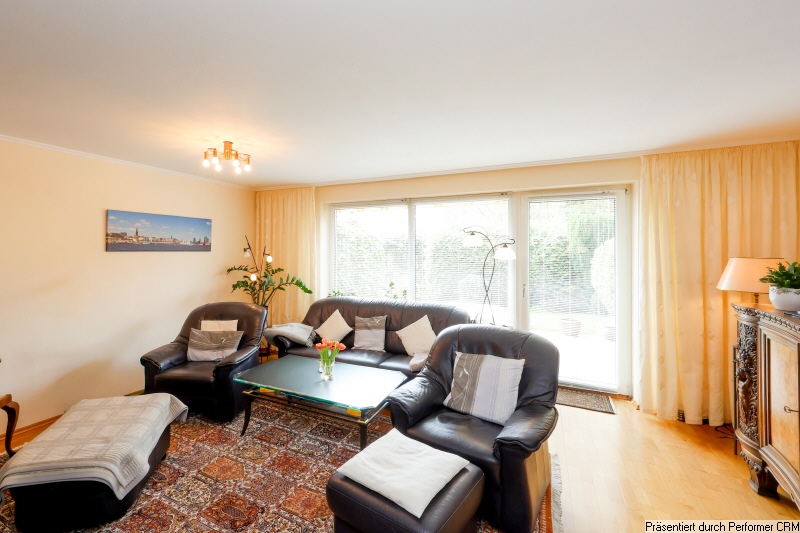 9 Wohnzimmer mit Zugang zur Terrasse Reihenmittelhaus Hamburg