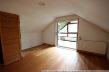 12 Zimmer im DG rechts DHH mit Einliegerwohnung, Garage und gro�em Grundst�ck