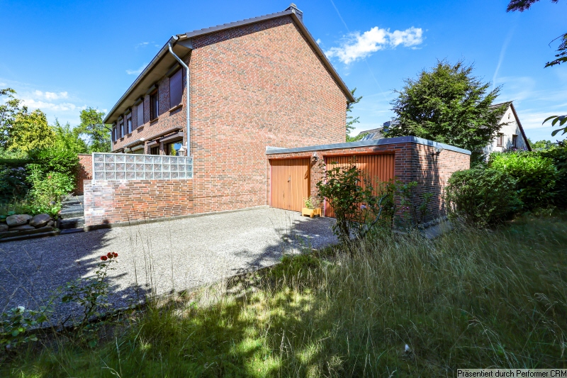 6 Hausansicht mit Garten und Garage Reiheneckhaus Hamburg