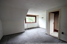 15 Zimmer im DG links DHH mit Einliegerwohnung, Garage und gro�em Grundst�ck