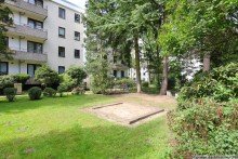 21 Hausansicht Eingang mit Sandkiste renovierte 3,5-Zimmer mit 2 Balkonen