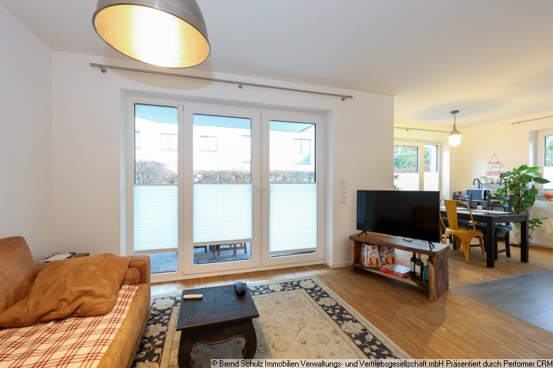 4 Wohnzimmer Blick Richtung Terrasse Erdgeschosswohnung Hamburg