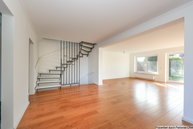 9 Wohnzimmer mit Treppe Doppelhaush�lfte Schenefeld