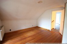 13 Zimmer im DG rechts DHH mit Einliegerwohnung, Garage und gro�em Grundst�ck
