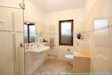 10 Duschbad gro�z�gig geschnittenes Einfamilienhaus in gutem Zustand