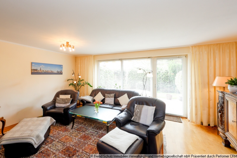 9 Wohnzimmer mit Zugang zur Terrasse Reihenmittelhaus Hamburg