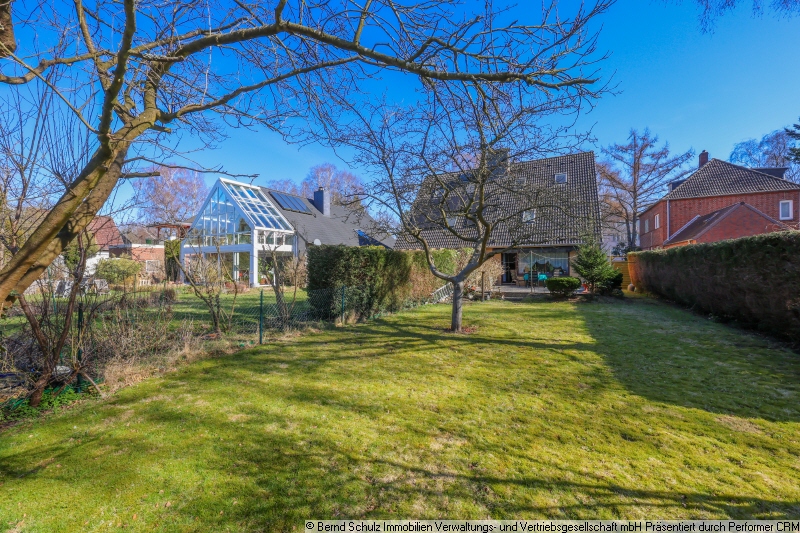 2 Hausansicht mit Garten Doppelhaush�lfte Hamburg