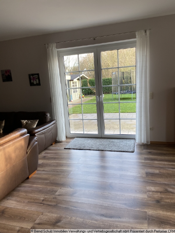 Wohnzimmer mit Blick in den Garten Einfamilienhaus Hamburg