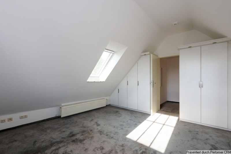 15 Raum im OG mit Einbauschr�nken Dachgeschosswohnung Schenefeld