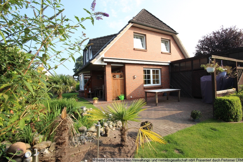 21 R�ckansicht mit Blick Richtung Terrasse und Teich Einfamilienhaus Heist