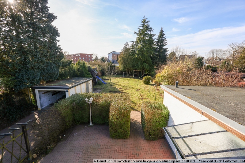 24 Blick in Garten und auf die Garage Doppelhaush�lfte Hamburg