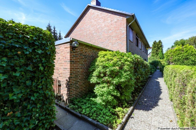 1 Hausansicht mit Zuwegung Hamburg Reiheneckhaus Charmantes Endreihenhaus in massiver Bauweise mit Vollkeller, Garage und ausgebautem Spitzboden