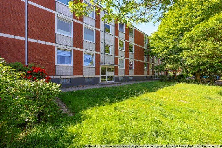 1 Hausansicht Hamburg Dachgeschosswohnung Vermietet, gut geschnittene 3-Zimmer in zentraler Lage von Eidelstedt